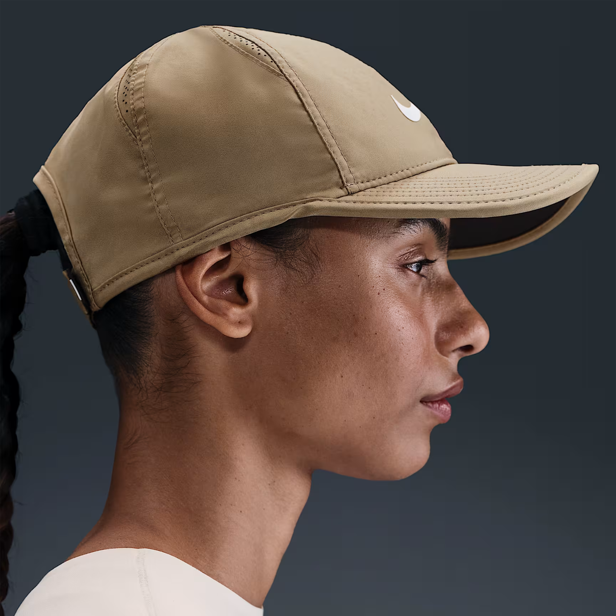 01 bone nike feather light bege