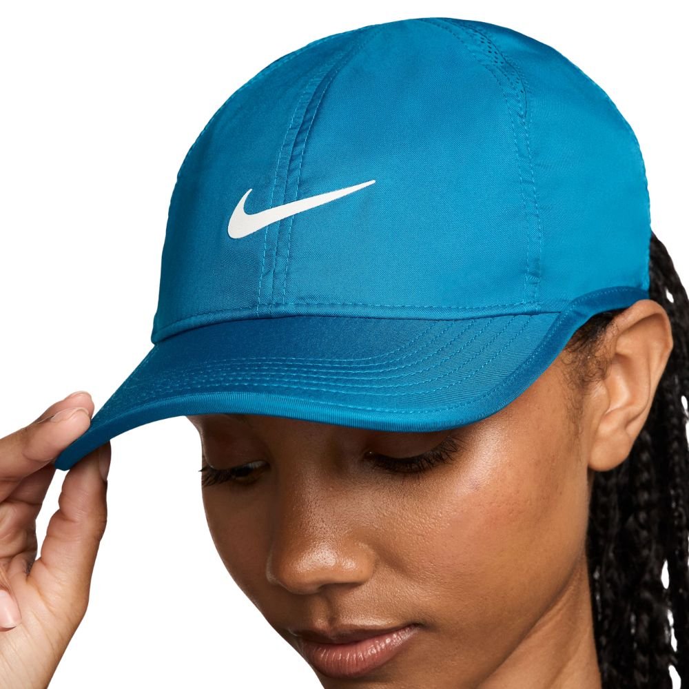 03 bone nike feather light azul