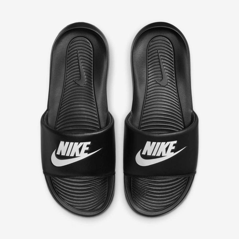 04 chinelo nike victori one slide preto branco