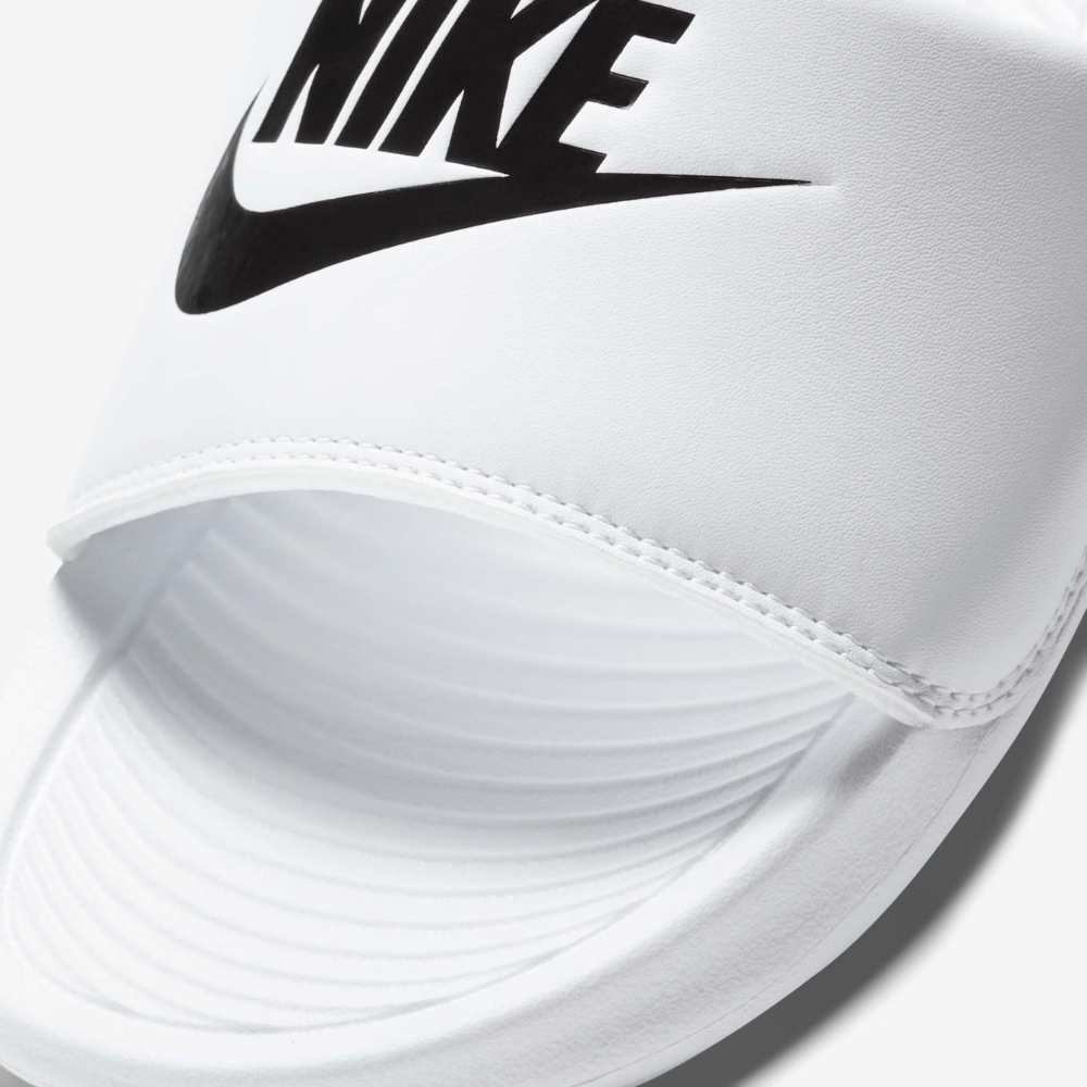 05 chinelo nike victori one slide branco preto